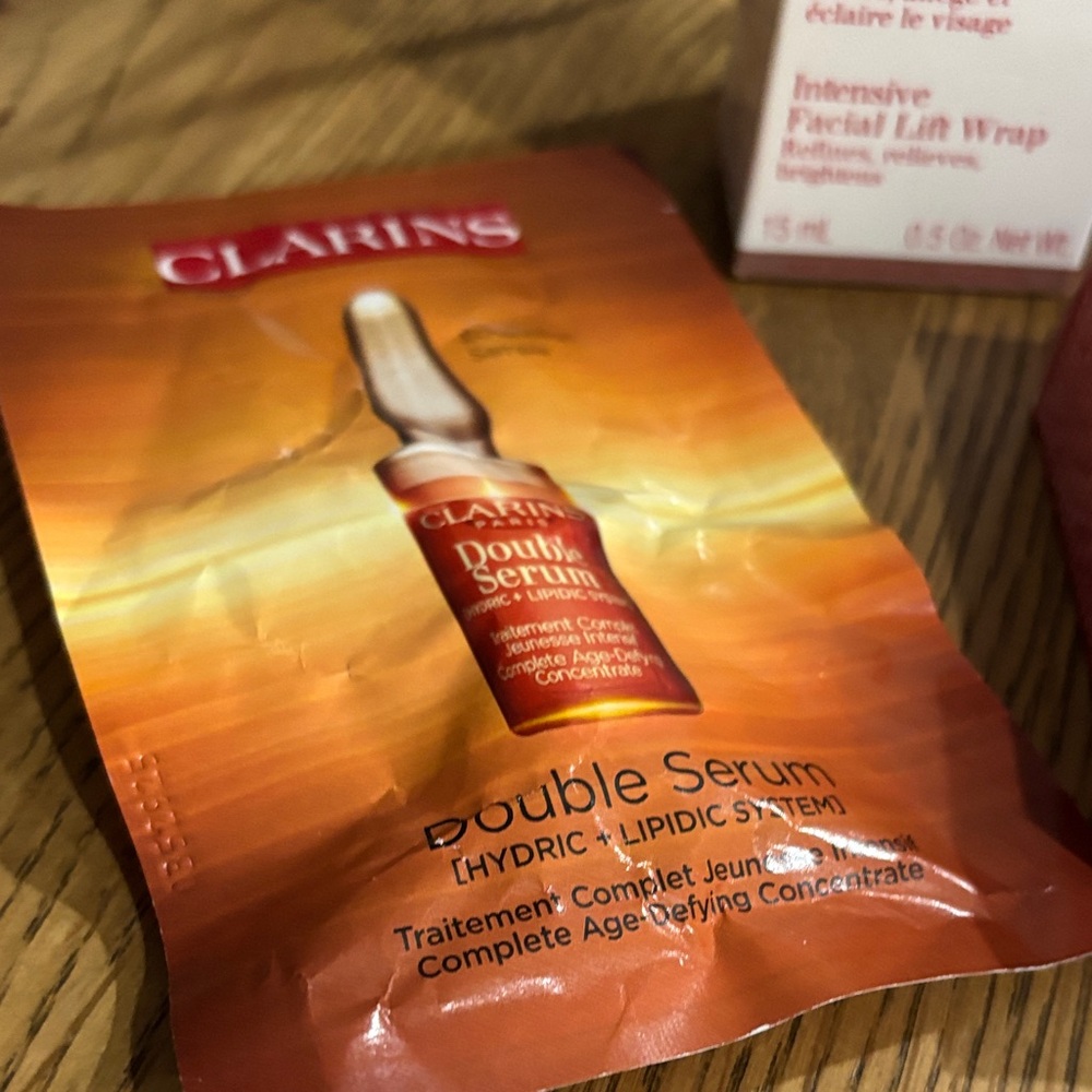 Clarins Vibrant Red Beauty Collection - Picture 6 of 9